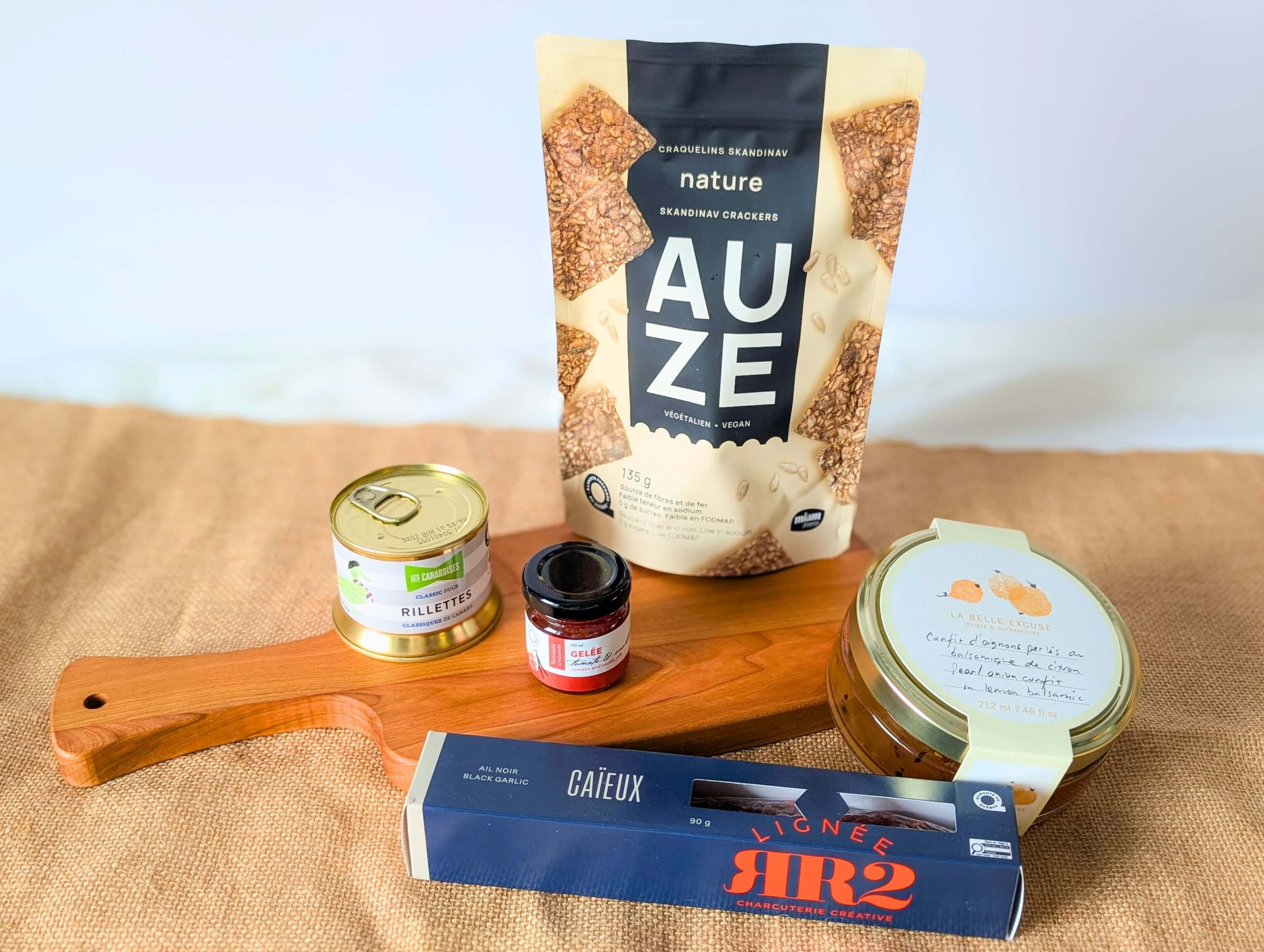 cadeau Planche charcuterie québécoise avec saucisson, confit d’oignons et craquelins tomates basilic
