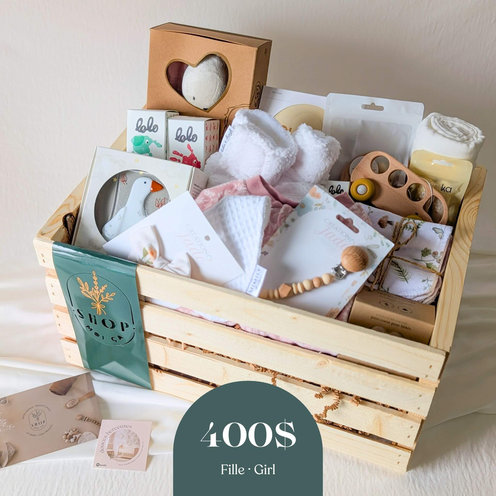 Boîte naissance fille 400$ en caisse bois avec doudou, soins Lolo et accessoires bébé produits québécois