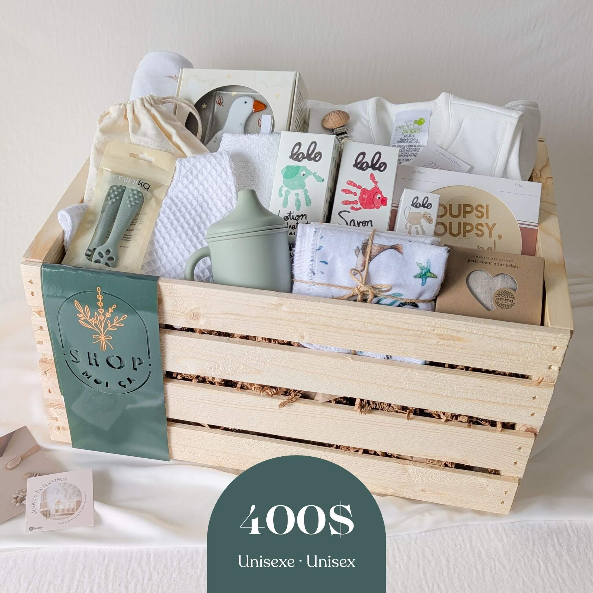 Boîte naissance unisexe 400$ en caisse de bois avec vêtements, soins Lolo et accessoires pour bébé