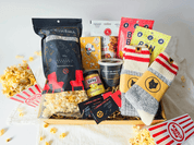 Boîte cinéma maison à partager avec popcorn, chocolat, bonbons et bas de laine québécois