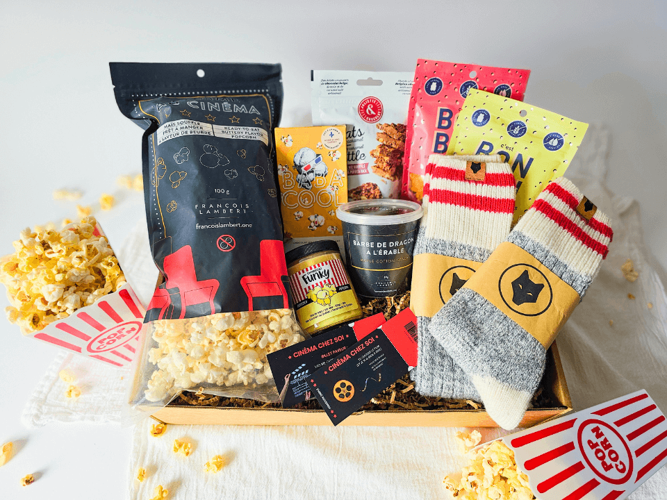 Boîte cinéma maison à partager avec popcorn, chocolat, bonbons et bas de laine québécois