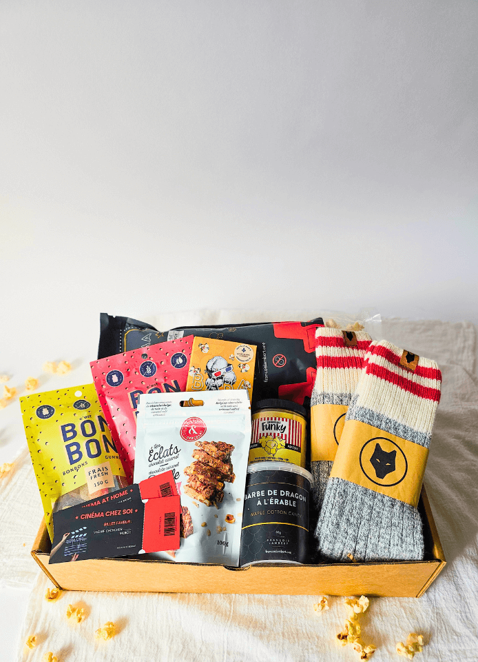 Boîte cadeau Cinéma maison à partager avec popcorn au beurre, chocolats québécois et bas de laine chauds