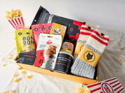 Boîte cadeau Cinéma maison pour famille avec popcorn, bonbons, chocolat et bas de laine québécois