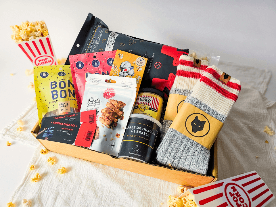 Boîte cadeau Cinéma maison pour famille avec popcorn, bonbons, chocolat et bas de laine québécois