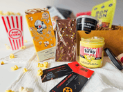 Boîte cadeau Cinéma maison netflix à partager avec chocolat Baba Cool, bougie popcorn et barbe à papa érable