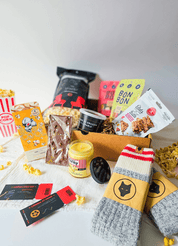 Boîte cadeau Cinéma maison à partager avec bas de laine, popcorn, chocolat et bougie parfumée popcorn