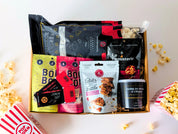 Boîte cinéma maison avec popcorn au beurre, bonbons assortis, noix fumées et chocolat croquant québécois