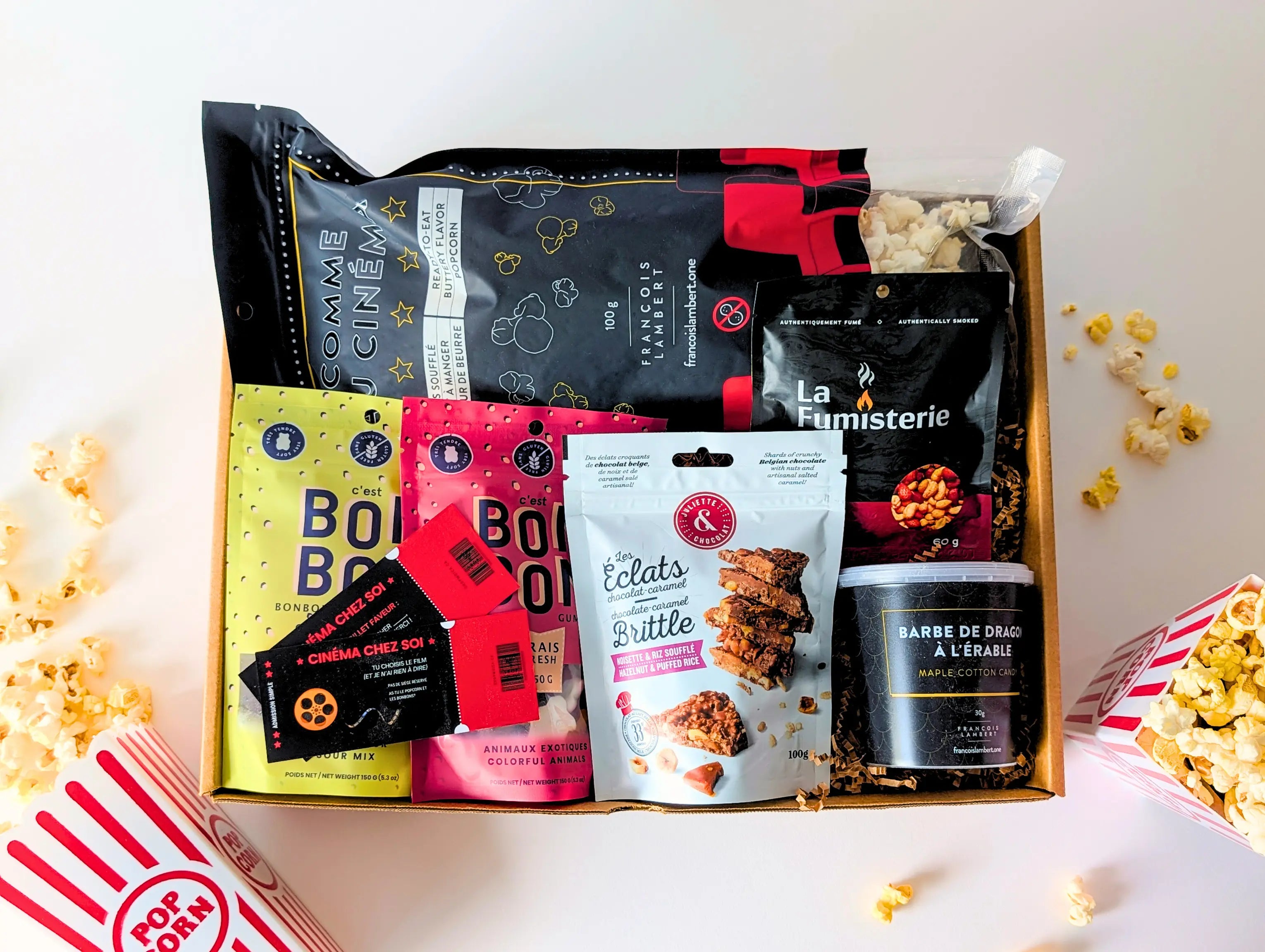 Boîte cinéma maison avec popcorn au beurre, bonbons assortis, noix fumées et chocolat croquant québécois