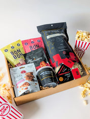 Boîte cadeau Cinéma maison avec popcorn au beurre, bonbons colorés, noix fumées et barbe à papa érable