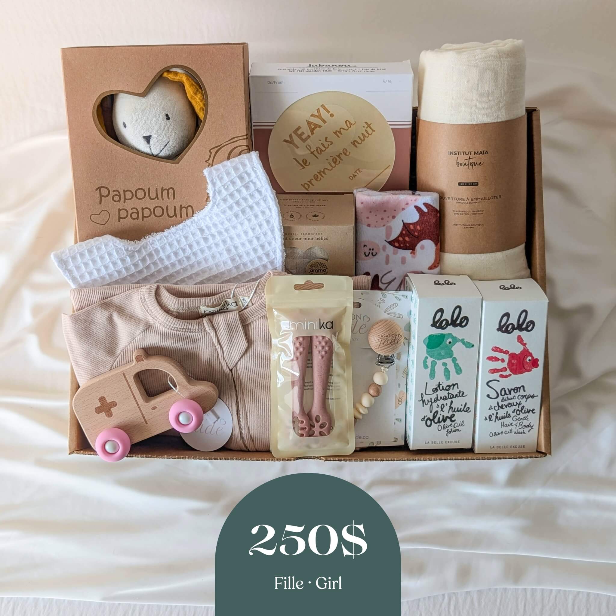 Boîte cadeau naissance 250$ fille remplie de trouvailles québécoises douces et pratiques, parfaite pour célébrer l’arrivée d’un bébé avec une touche féminine et délicate
