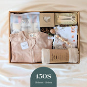 Boîte cadeau naissance unisexe 150$ avec pyjama beige, couverture en mousseline et soins bébé québécois