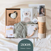 Boîte cadeau bébé unisexe 200$ avec pyjama vert, couverture, doudou et produits québécois