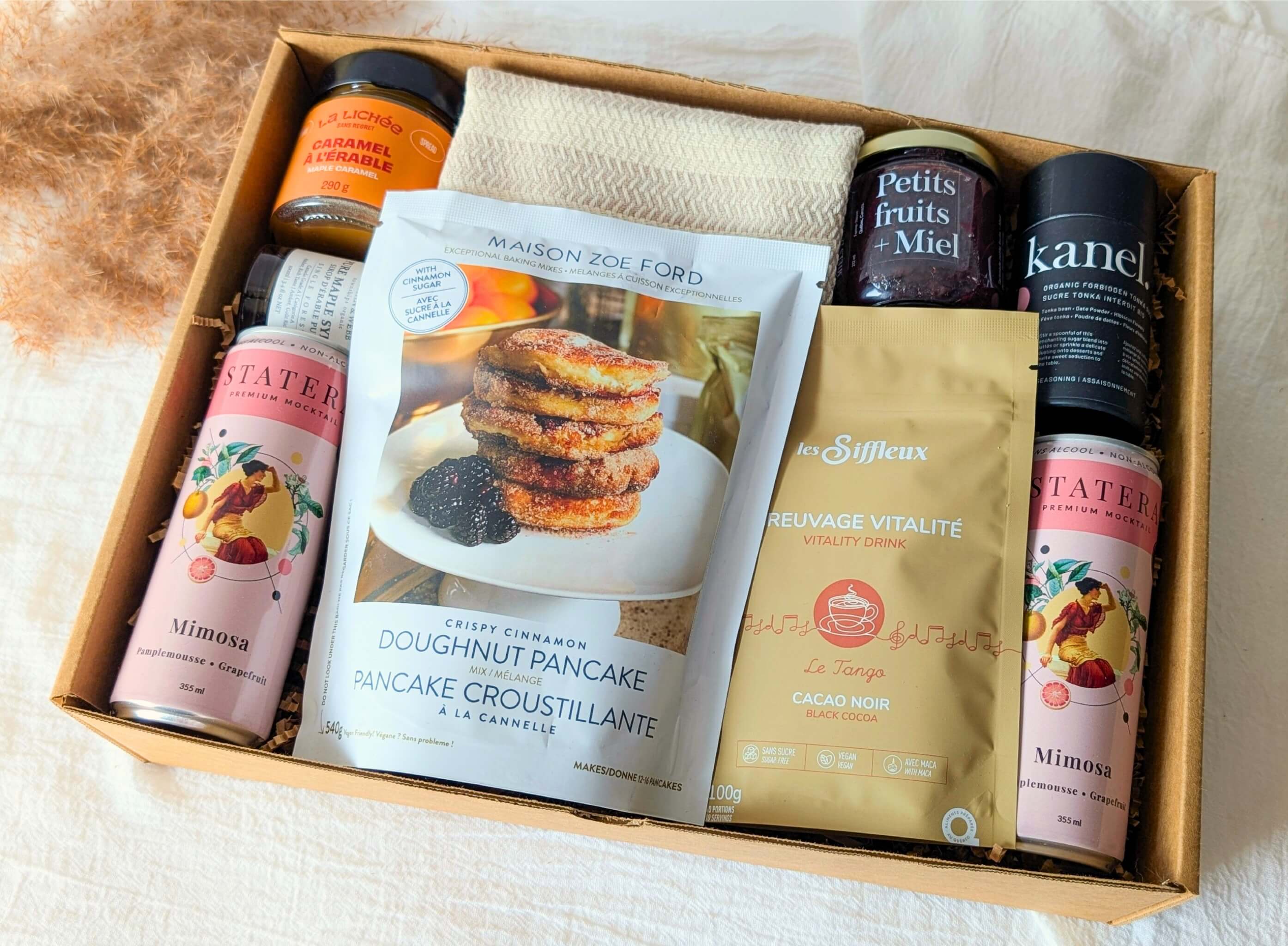 Boîte cadeau brunch produits locaux avec pancakes, mimosa sans alcool et caramel à l’érable