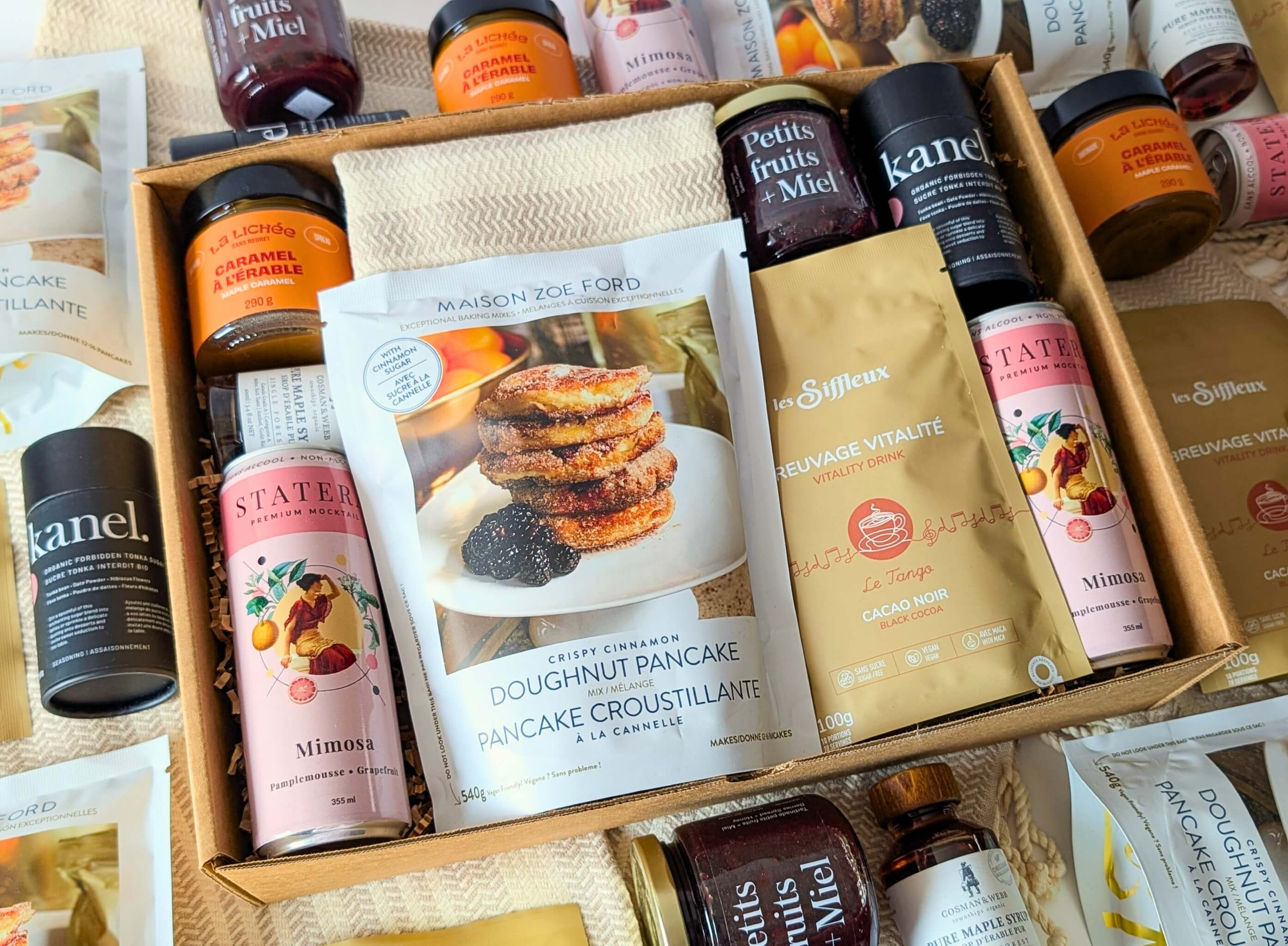 Boîte cadeau brunch gourmande avec pancakes croustillantes, mimosa sans alcool et caramel à l’érable du Québec