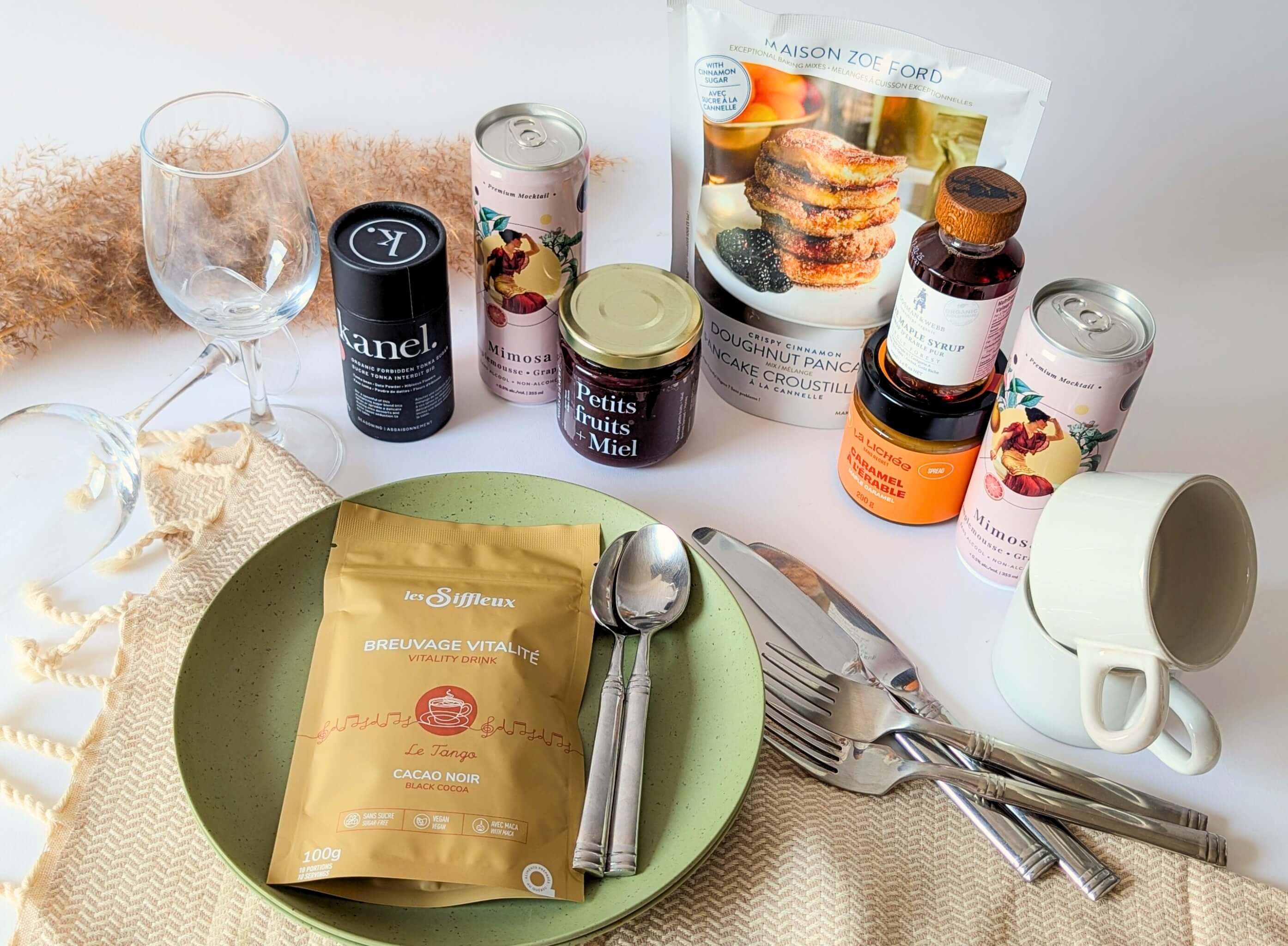Boîte brunch avec produits québécois Maison Zoe Ford, Kanel, La Lichée, Fays et Les Siffleux