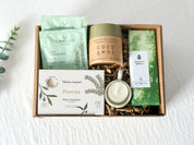 Boîte cadeau « Dans nos pensées » composée de lampions Mimi & August, bougeoir en bois Kotmo, chocolat noir 72 % Chocolat Boréal, tisane biologique Camellia Sinensis et bombe de bain Coco & Moi, une attention réconfortante pour offrir soutien et douceur.