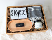 Boîte cadeau Élégance chez soi avec produits La Belle Excuse, chandelle Marée et serviette turque Pokoloko
