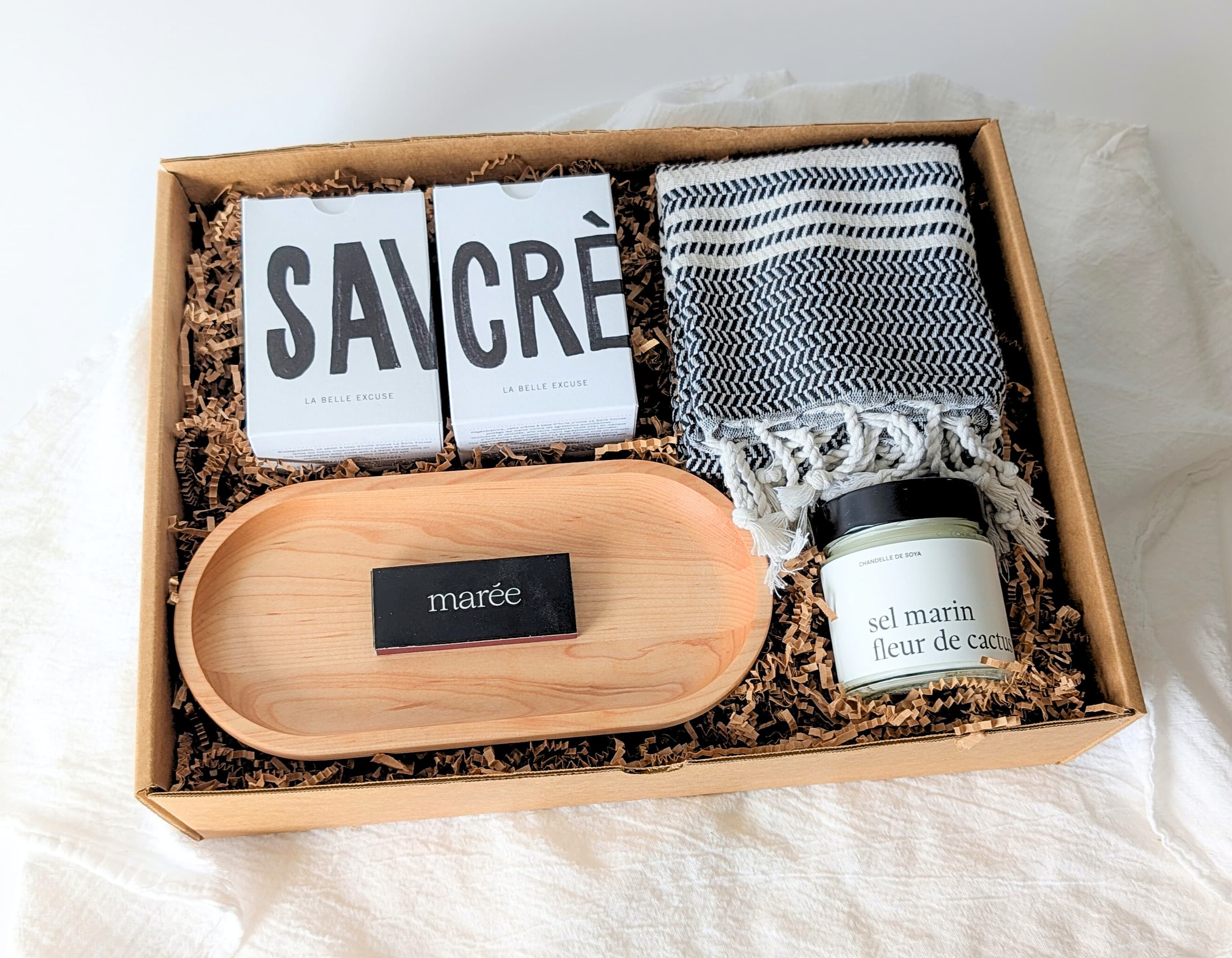 Boîte cadeau Élégance chez soi avec produits La Belle Excuse, chandelle Marée et serviette turque Pokoloko