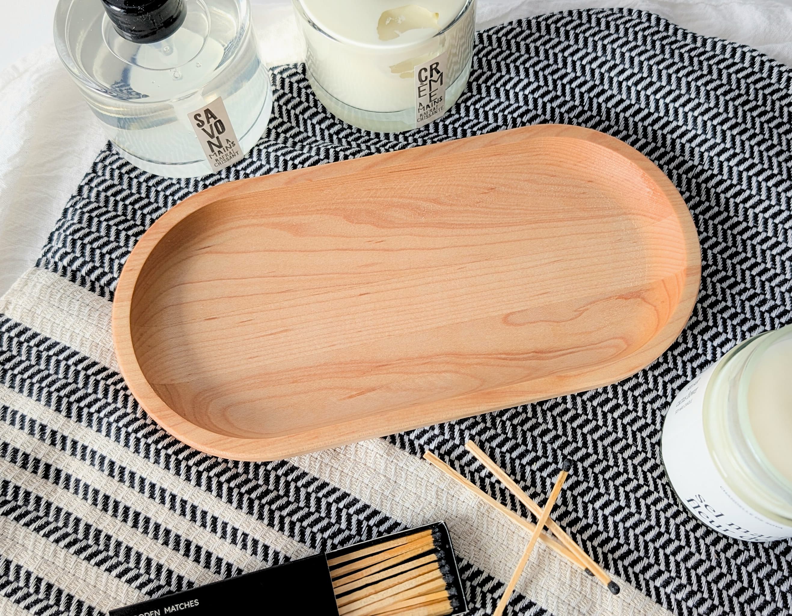 Plateau en bois Adeo avec savon et crème La Belle Excuse sur serviette turque – boîte cadeau Élégance chez soi