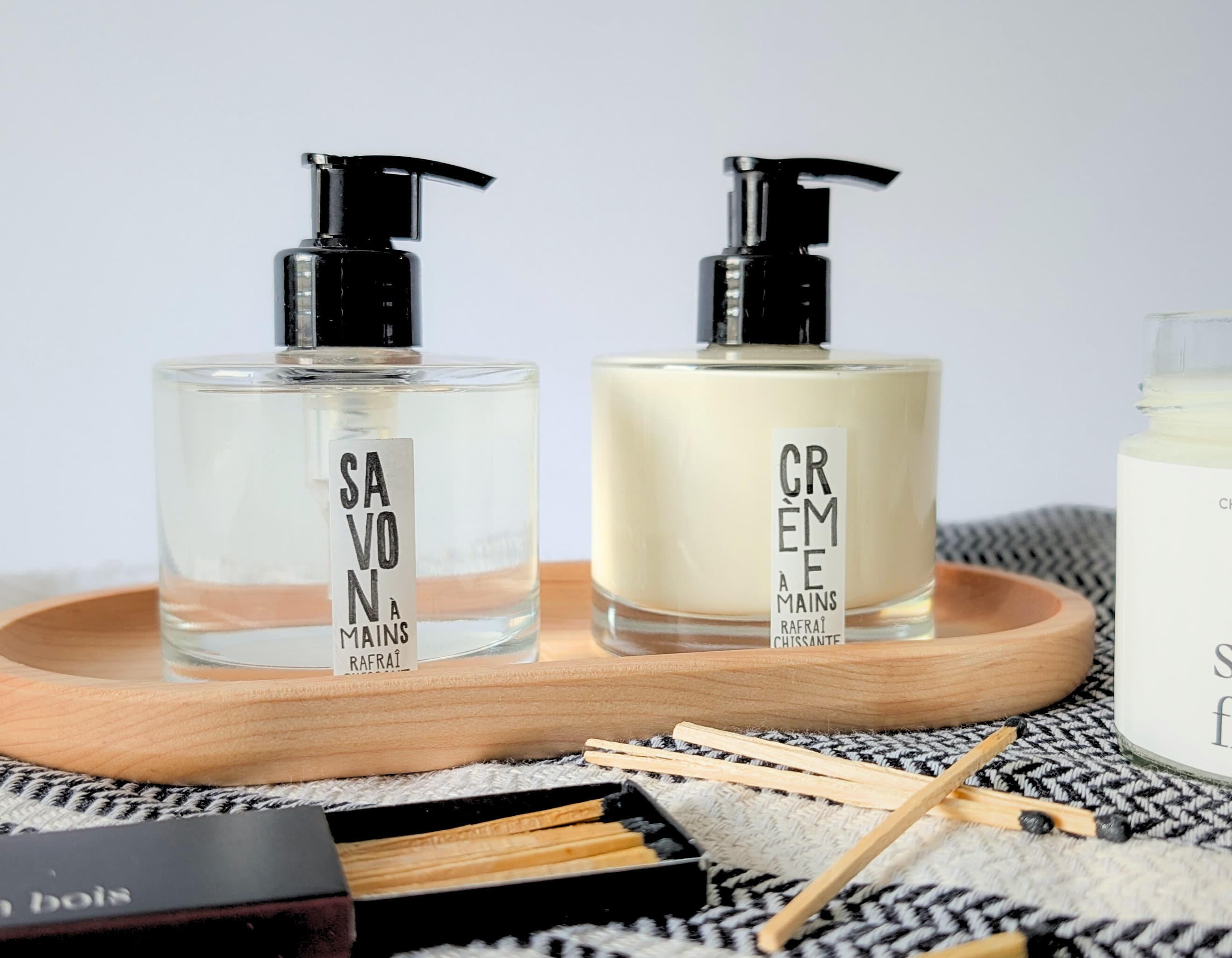 Savon et crème à mains La Belle Excuse sur plateau en bois avec allumettes – boîte cadeau Élégance chez soi