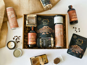 Boîte cadeau Espresso – assortiment café gourmand québécois avec sirop caramel salé à l’érable 3/4 oz, latte Trema en canette, pacanes érable et café, bombe espresso martini et chandelle café caramel