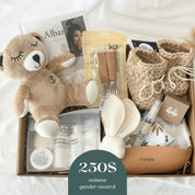 Boîte cadeau naissance unisexe 250$ avec toutou, chaussons tricotés, soins Douce Mousse et essentiels bébé produits locaux