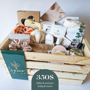 Coffret cadeau naissance bébé et maman 350$ en caisse de bois avec soins naturels, accessoires et douceurs québécoises