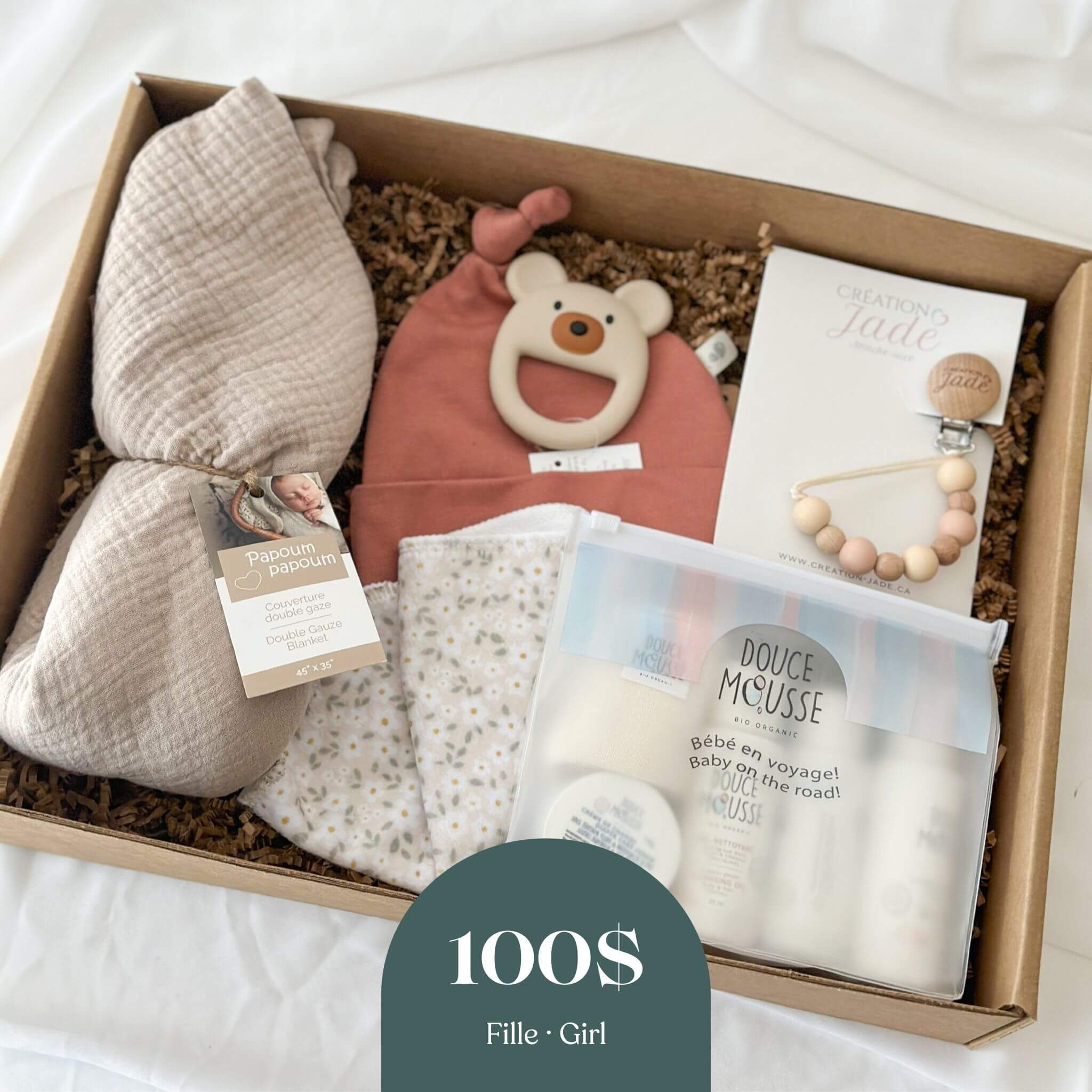 Boîte naissance fille 100 $ avec couverture mousseline, hochet ourson et soins bébé produits locaux