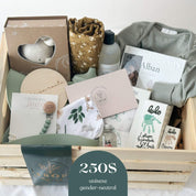 Boîte cadeau naissance 250$ unisexe dans caisse de bois réutilisable, avec doudou, vêtements, soins lolo et essentiels québécois pour bébé et maman