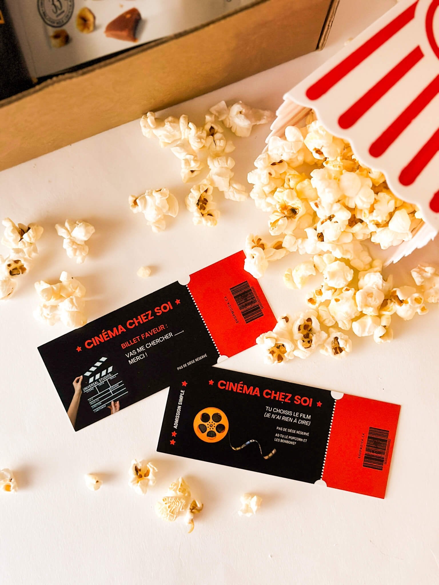 Détail boîte cinéma maison avec coupons cinéma personnalisés et popcorn